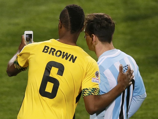 Messi Brown selfie Argentina x Jamaica