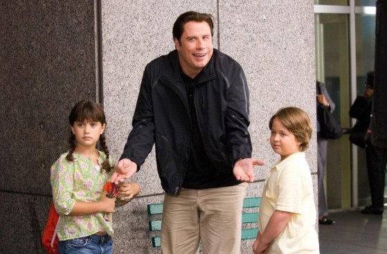 Ella Bleu Travolta com o pai, John Travolta, em cena de Surpresa em Dobro (2009) (Foto: Reprodução)