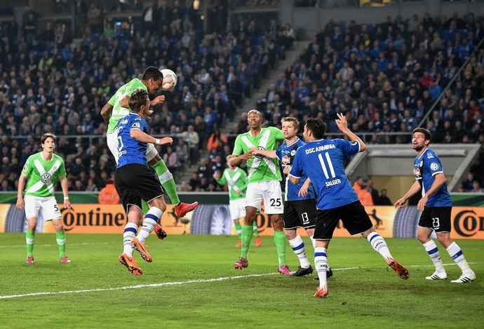 Luiz Gustavo marca para Wolfsburg (Foto: STUART FRANKLIN / BONGARTS / Getty Images/AFP)