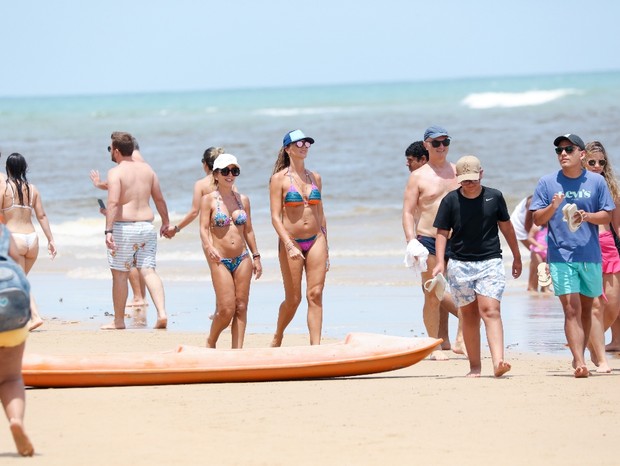 Daniella Sarahyba curte praia em Trancoso, na Bahia (Foto: J/AgNews)