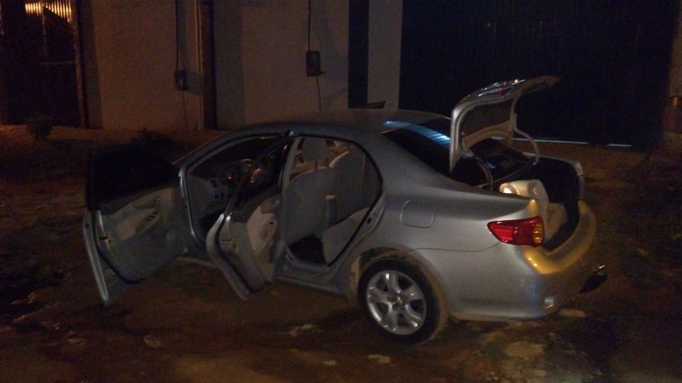 Suspeitos foram flagrados com parte da mercadoria roubada dentro de um veículo na cidade de Penaforte — Foto: Divulgação/Polícia Civil