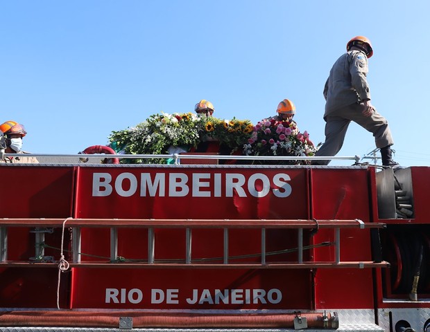 Corpo de Elza Soares chega no Cemitério de Sulacap, na Zona Oeste do Rio (Foto: Daniel Pinheiro/AgNews)