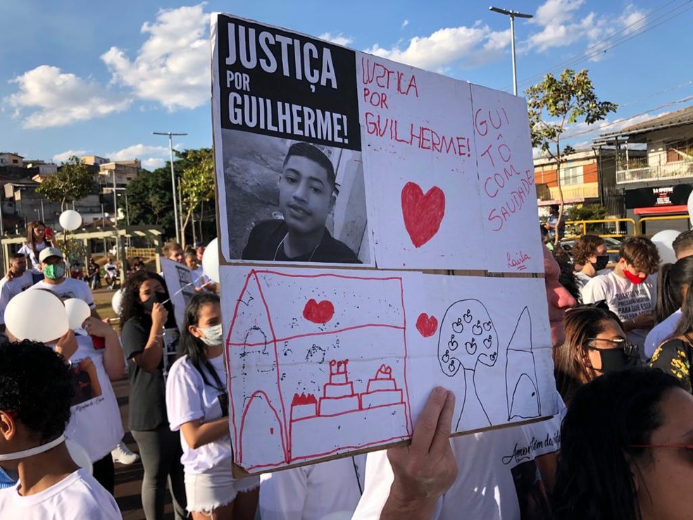 Estudantes e amigos pedem justiça pela morte de Guilherme — Foto: Filipe Gonçalves/TV Globo