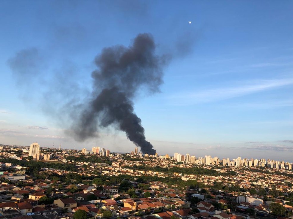 Fumaça preta é vista de vários pontos de Londrina — Foto: Angela Ota/RPC
