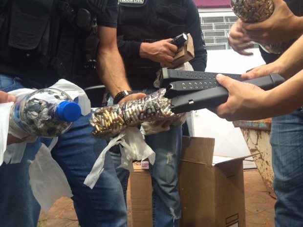 Policiais encontram munição em garrafas dentro de uma casa (Foto: Jonas Campos/RBS TV)