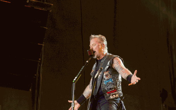 James Hetfield canta para milhares de fãs do Metallica no Palco Mundo (Foto: Luciano Oliveira/G1)