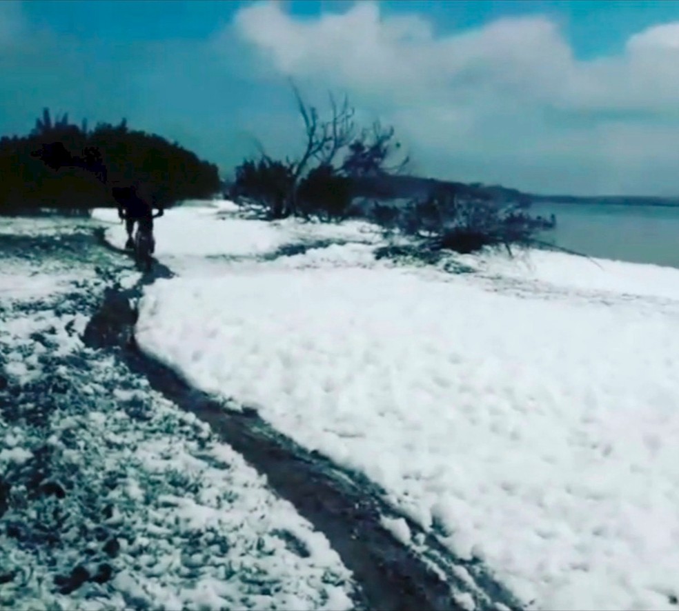 Espuma chegou até a orla da Praia Sudoeste, na Lagoa de Araruama — Foto: Welington Alves/ Arquivo Pessoal