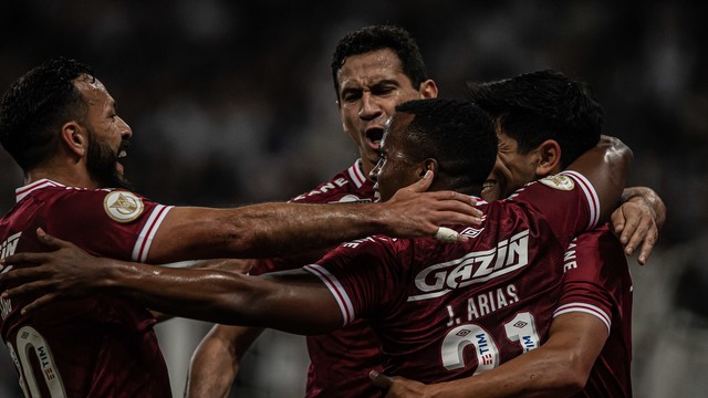 Jogadores do Fluminense comemram gol de Cano