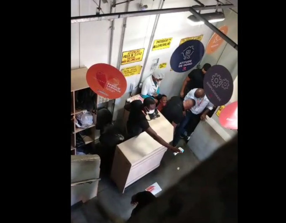 Imagens mostram segurança dando mata-leão em  jovem morto após furtar carne na Bahia — Foto: Arquivo pessoal