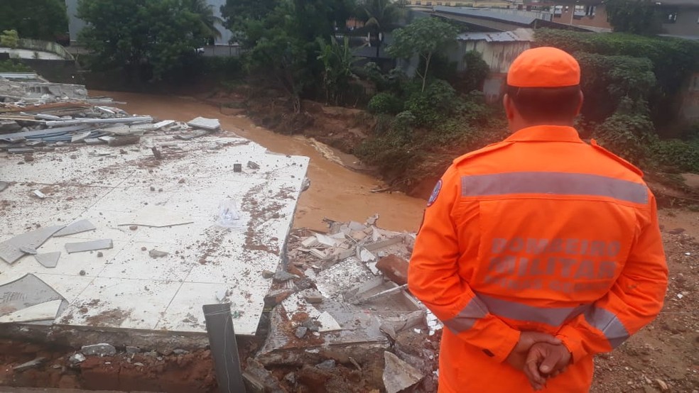 Prédio que estava interditado no Bairro Inês Groppo desmoronou após as chuvas em Ubá — Foto: Corpo de Bombeiros/Divulgação