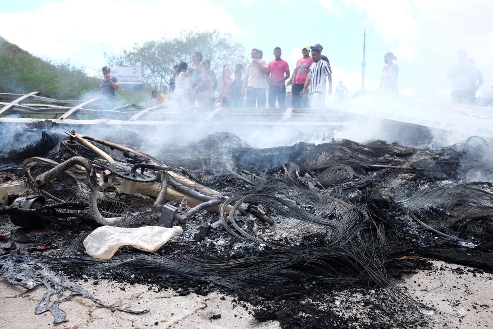 Moradores de Pacaraima, Norte de Roraima, fizeram barricada e bloqueam a entrada e saÃ­da de veÃ­culos na cidade no sÃ¡bado; estrada ficou fechada por 5 horas (Foto: InaÃª BrandÃ£o/G1 RR)