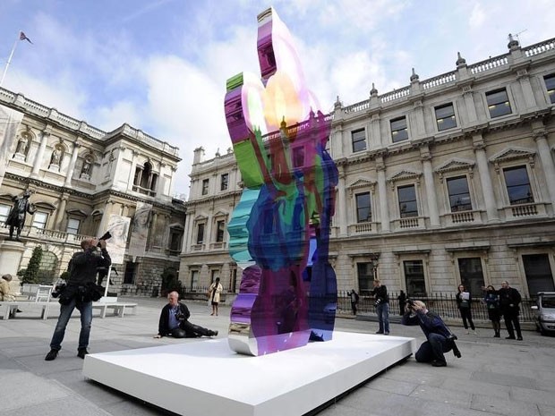 Escultura 'Livro de Colorir', do artista norte-americano Jeff Koons, na Real Academia de Artes, em Londresm em 17 de maio de 2011; a obra chegou a 12 milhões de euros em leilão beneficente em Cannes neste ano  (Foto: Paul Hackett/Reuters)