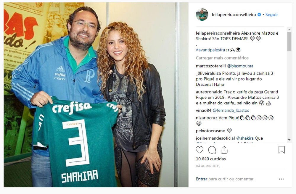 Mattos presenteia Shakira com camisa do Palmeiras; número é o mesmo de Piqué no Barcelona