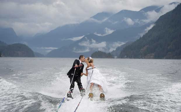 Casal Cam Auge e Caylee Wasilenkoselam a união esquiando na água (Foto: Jonathan Hayward, The Canadian Press/ AP)