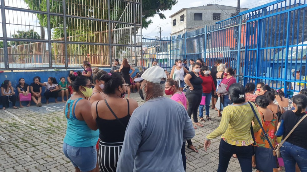 No CRAS São Jose, na Zona Leste, a fila começou a se formar por volta das 5h. — Foto: Marcelo Moreira/Rede Amazônica