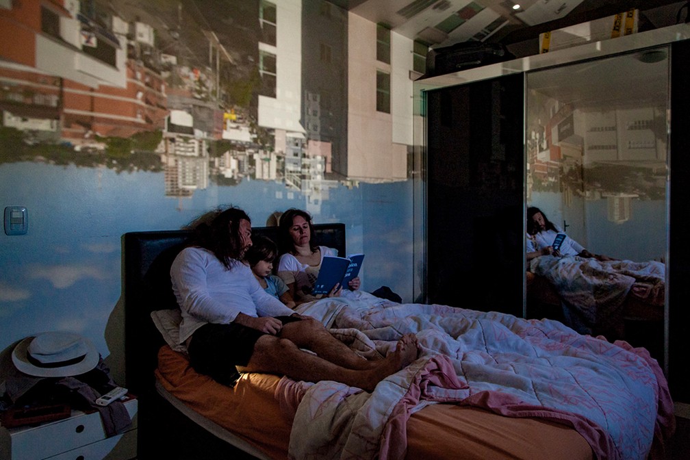 Ensaio usa princípio da 'camera obscura' para fundir vista da janela com interior de casas durante a pandemia — Foto: Leo Savaris/obs-cu-ra Pandemic Portraits