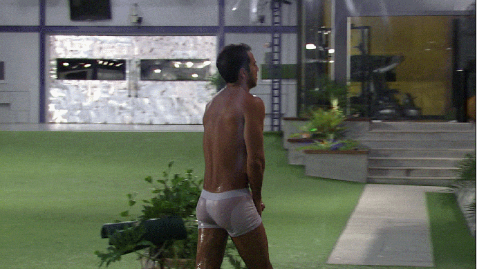 matheus-andando-de-cueca-festa-fabrica-gif (Foto: TV Globo)