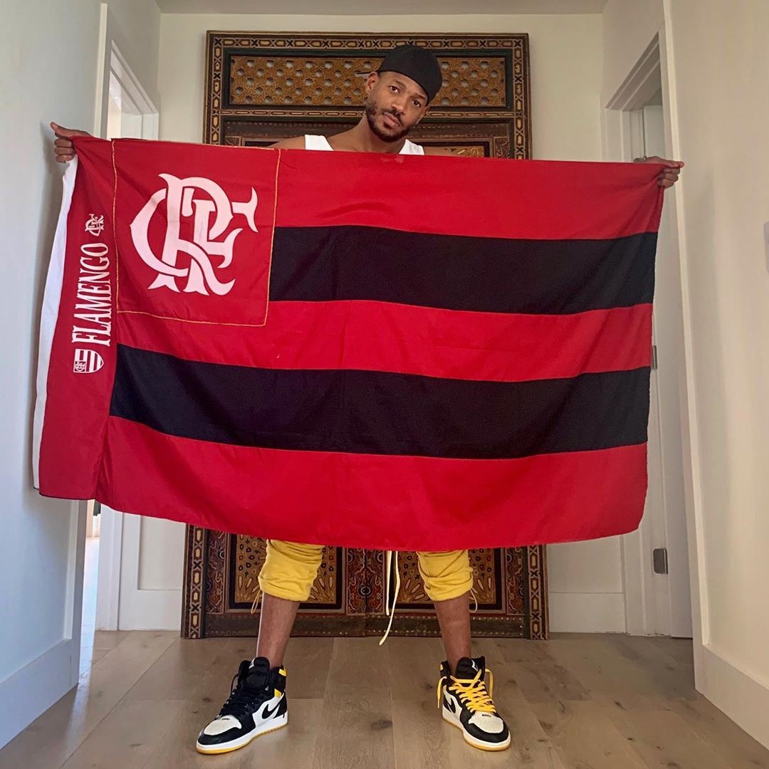 Marlon Wayans com a bandeira do Flamengo  (Foto: Reprodução)
