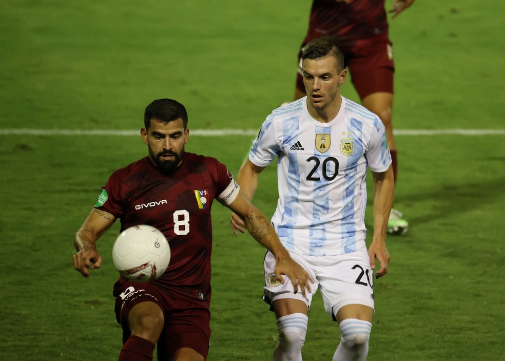 Giovani Lo Celso, da Argentina, disputa bola com Tomas Rincon, da Venezuela, em 4 de setembro de 2021 — Foto: Miguel Gutierrez/Reuters