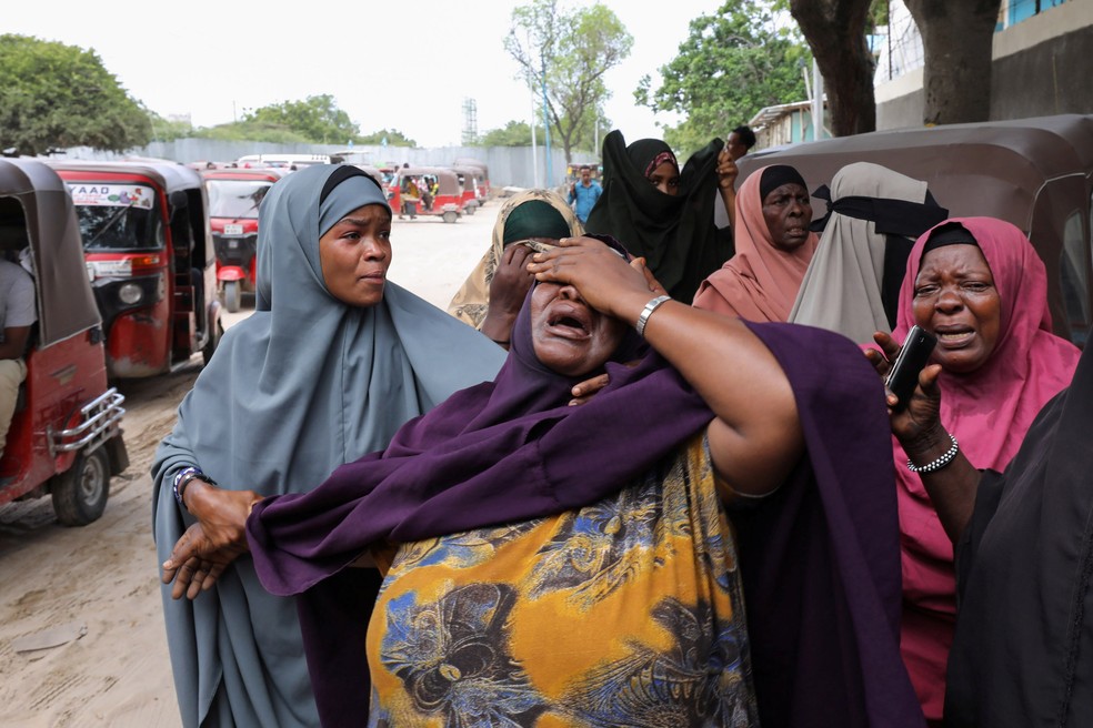 Mulher se desespera ao receber a confirmação de que seu filho foi morto no ataque suicida a uma base militar em Mogadíscio, na Somália, em 15 de junho de 2021 — Foto: Feisal Omar/Reuters