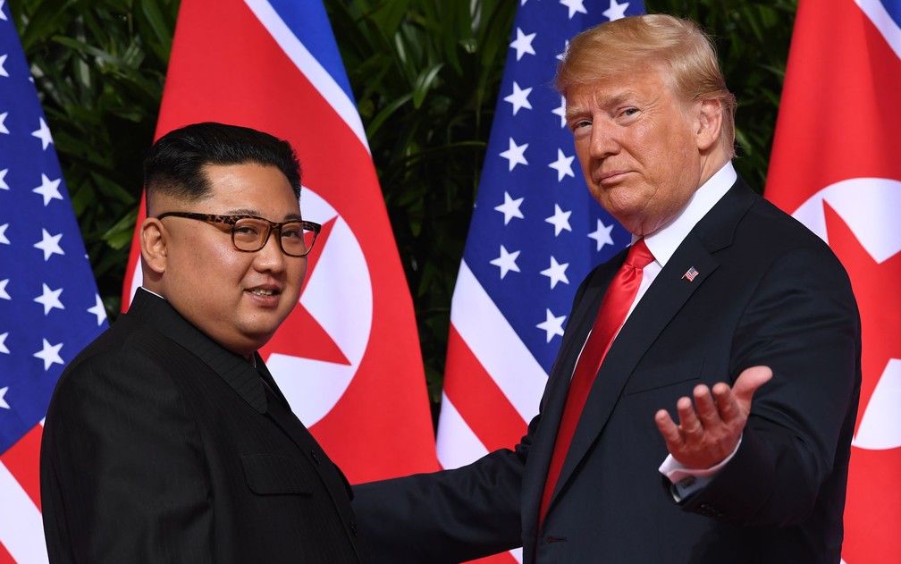O líder norte-coreano Kim Jong-un e o presidente americano Donald Trump posam para foto durante encontro em Singapura, em 12 de junho de 2018 — Foto: Saul Loeb/AFP