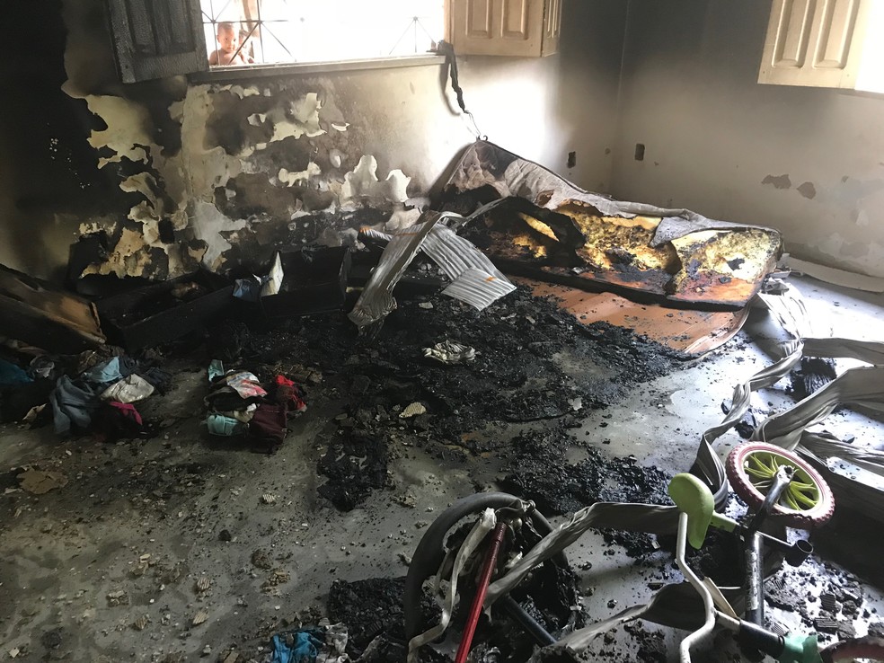 Casa alvo de 2º ataque : incêndio atingiu quarto e destruiu colchões, roupas e móveis. (Foto: Alan Chaves/G1 RR)