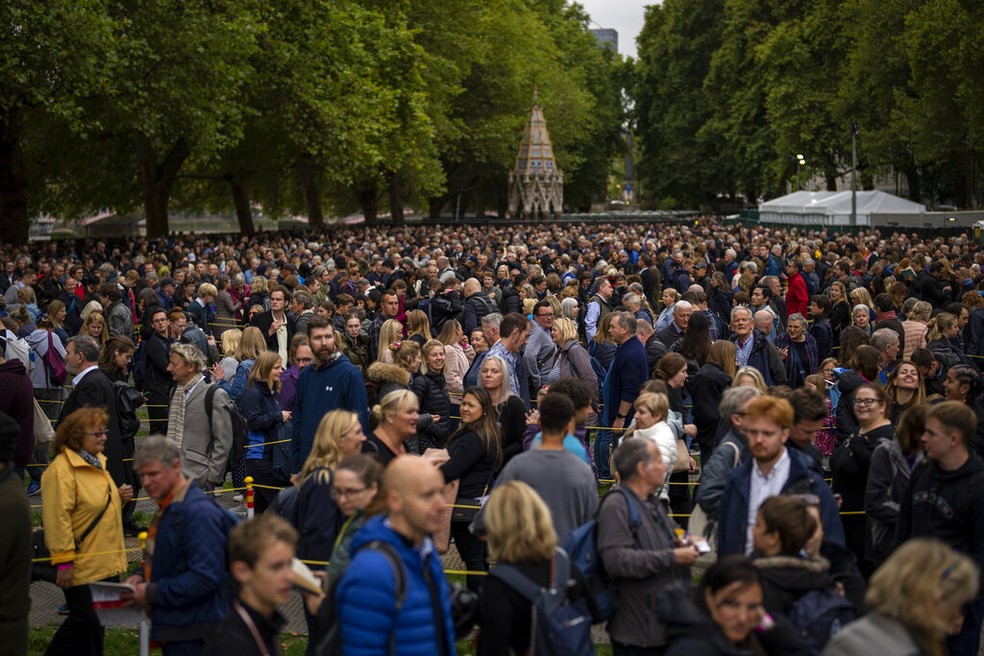Pessoas esperam em fila para visitar caixão de rainha Elizabeth II durante velório aberto ao público em Londres, em 15 de setembro de 2022.  — Foto: Emilio Morenatti/ AP