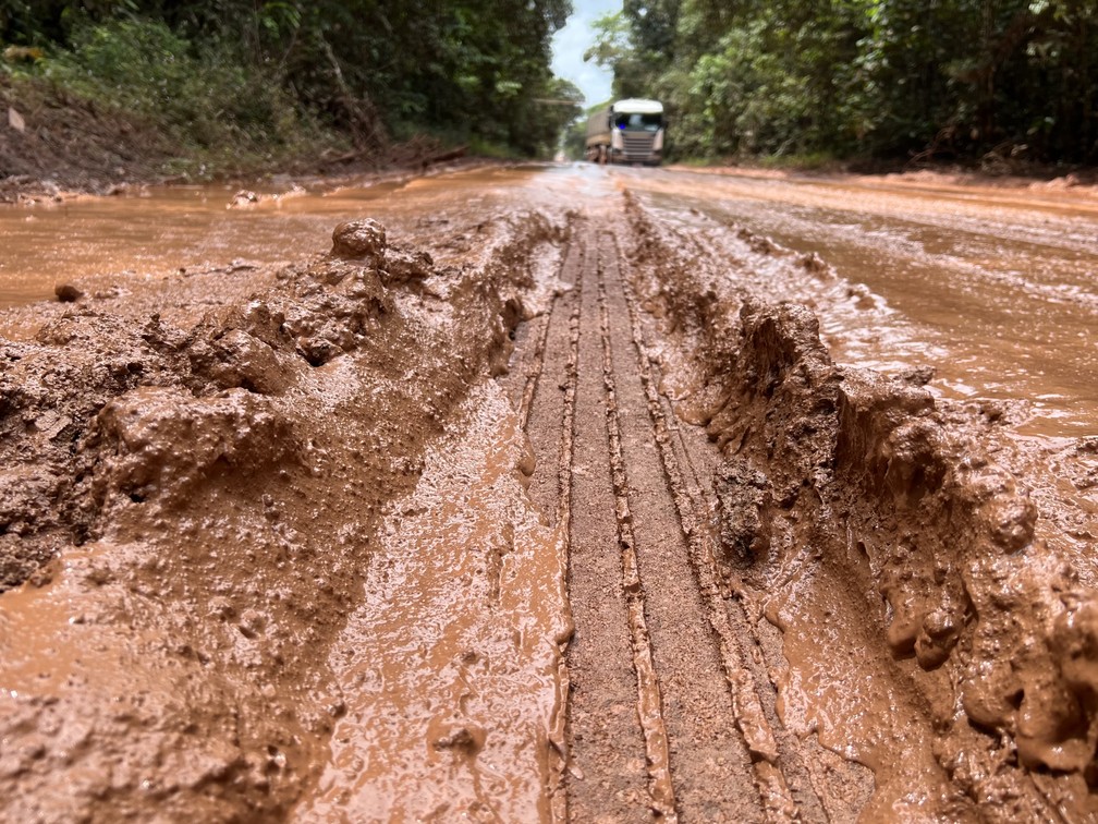 Lama predomina estrada e atrapalha fluxo na BR-174 — Foto: Caíque Rodrigues/g1 RR