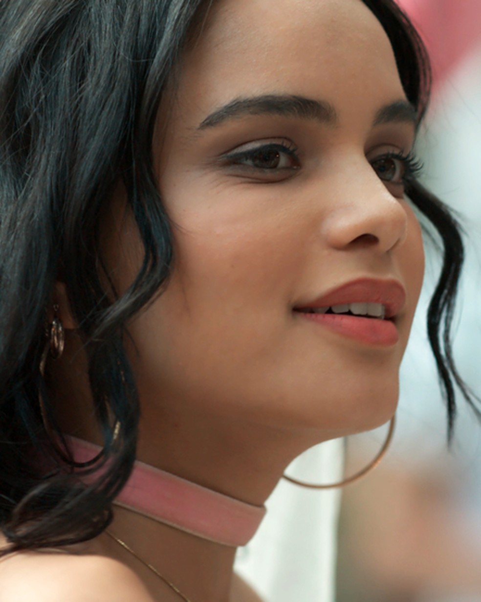 K2 (Carol Macedo) vê clima entre Deco (Pablo Morais) e Keyla (Gabriela Medvedovski) em 'Malhação - Viva a Diferença' — Foto: Globo