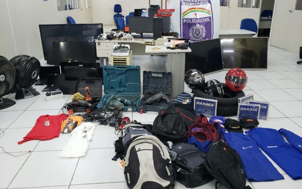 Televisores, mochilas, capacetes, joias e equipamentos eletrônicos foram apreendidos durante a Operação Mercenários, no Grande Recife — Foto: Polícia Civil/Divulgação