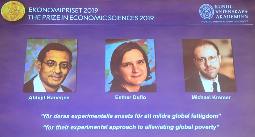 Abhijit Banerjee, Esther Duflo e Michael Kremer venceram o Nobel de Economia de 2019  — Foto: Jonathan Nackstrand / AFP