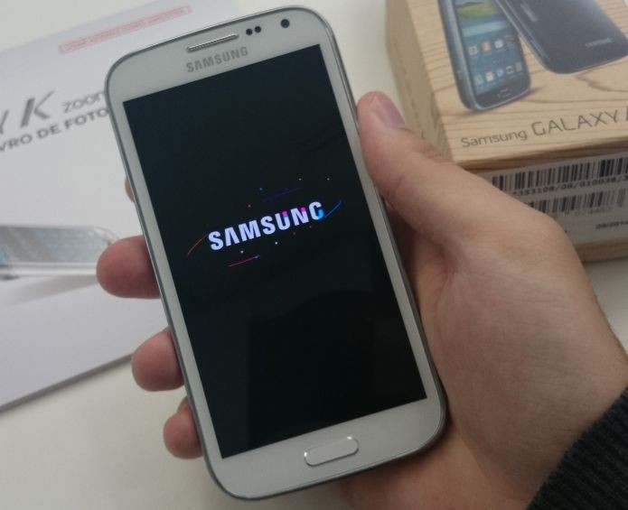 Ligando o Galaxy K Zoom, da Samsung (Foto: Pedro Zambarda/TechTudo)