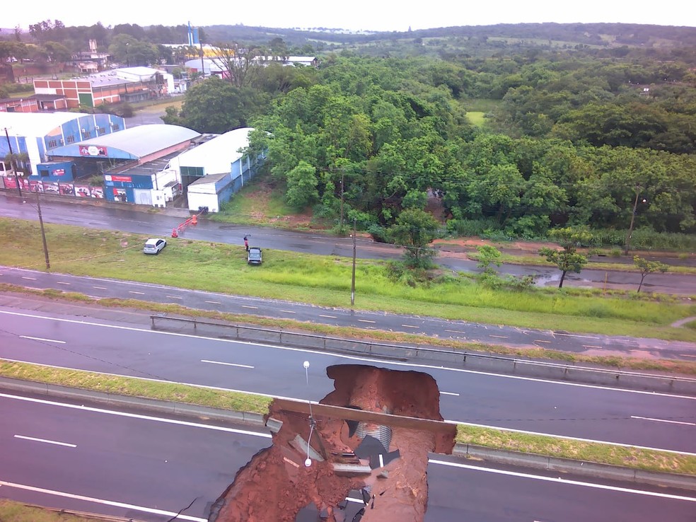 Imagem área mostra a dimensão da cratera aberta no acesso à Rodovia Comandante João Ribeiro de Barros em Bauru — Foto: Concessionária Eixo / Divulgação 