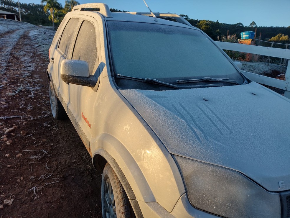 Carro fica coberto de gelo em Bom Sucesso de Itararé (SP) — Foto: Fernando Leal/Arquivo pessoal