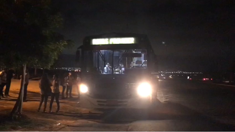 Ônibus retido pela PRF — Foto: Polícia Rodoviária Federal/Divulgação