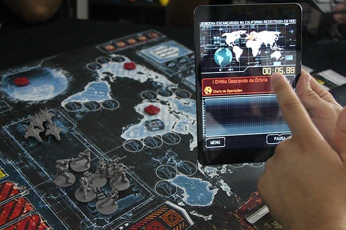 O app de XCOM simula totalmente a tensão do jogo (Foto: Felipe Vinha)