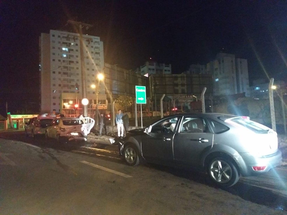 Acidente ocorreu no viaduto da Avenida Juscelino Kubistchek com a Dez de Dezembro. â€” Foto: ReproduÃ§Ã£o/RPC