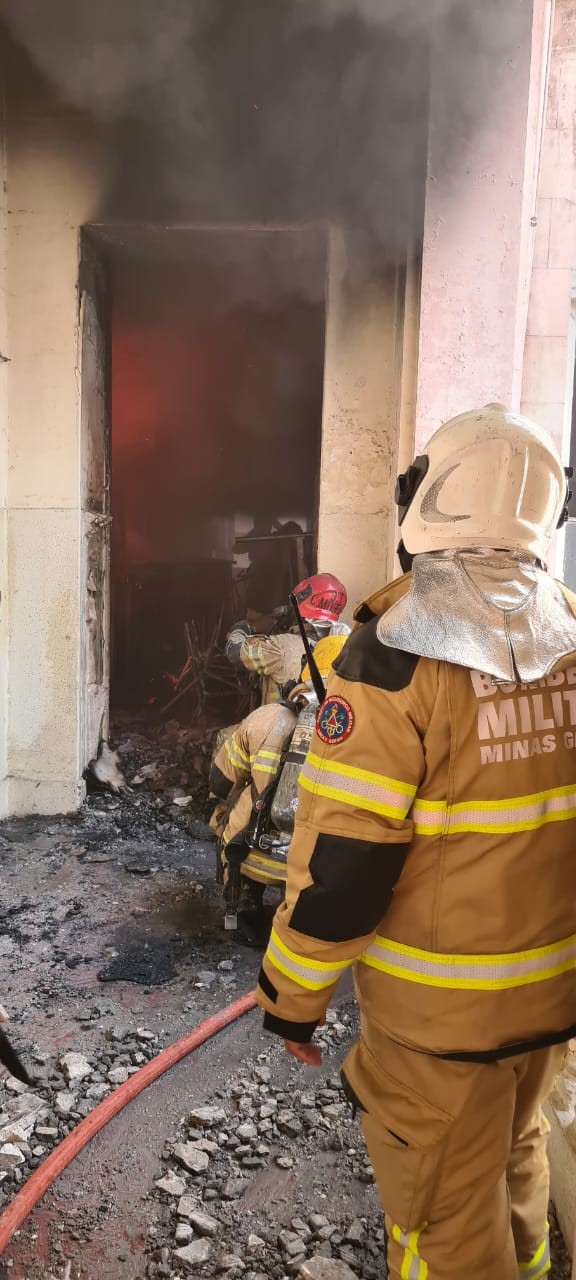 Incêndio destrói parcialmente escola em BH — Foto: Divulgação/Corpo de Bombeiros