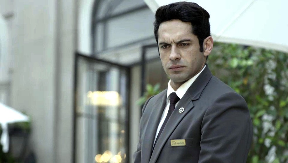 Até que aparece o ex-namorado Agnaldo fazendo carão (Foto: TV Globo)