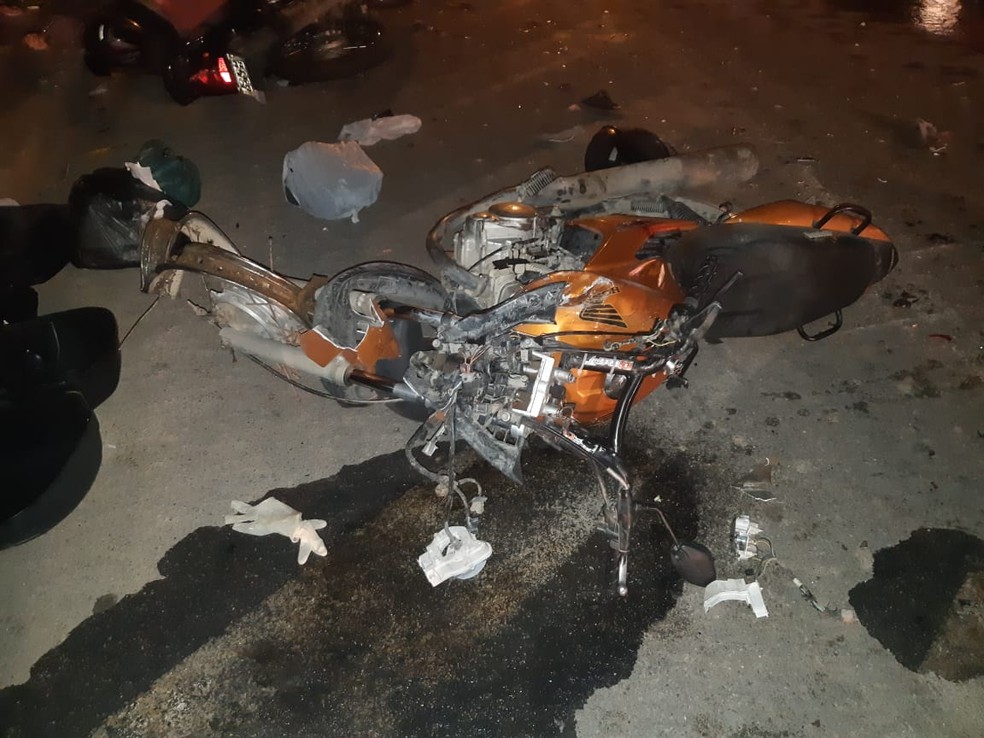 Motocicleta após acidente na BR-232 — Foto: Polícia Rodoviária Federal/Divulgação