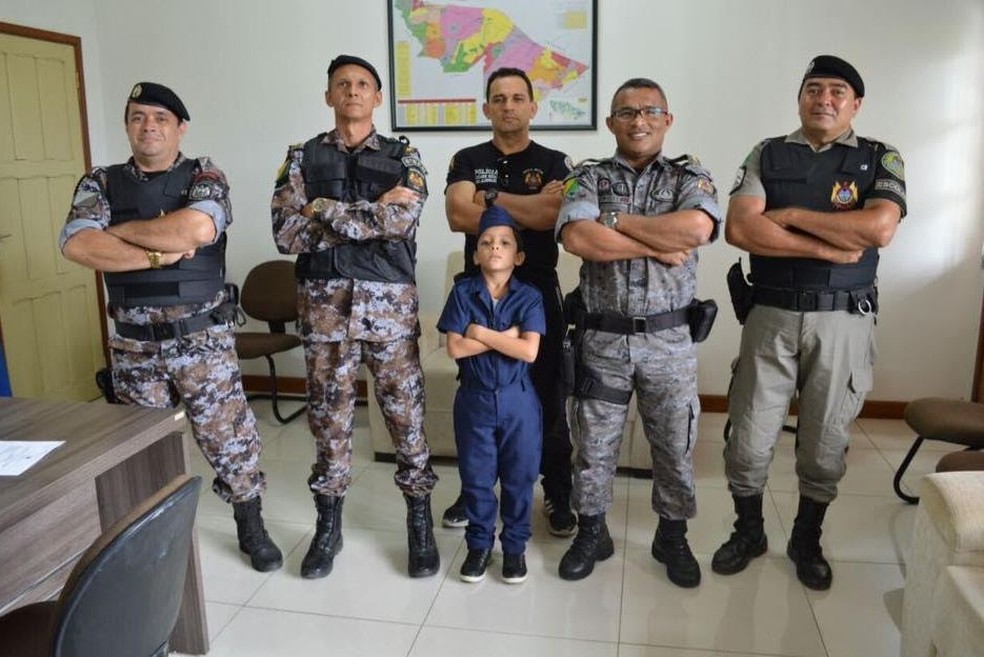 Felipe Gomes, de 7 anos, visitou o Batalhão da PM em Cruzeiro do Sul (Foto: Anny Barbosa/G1)