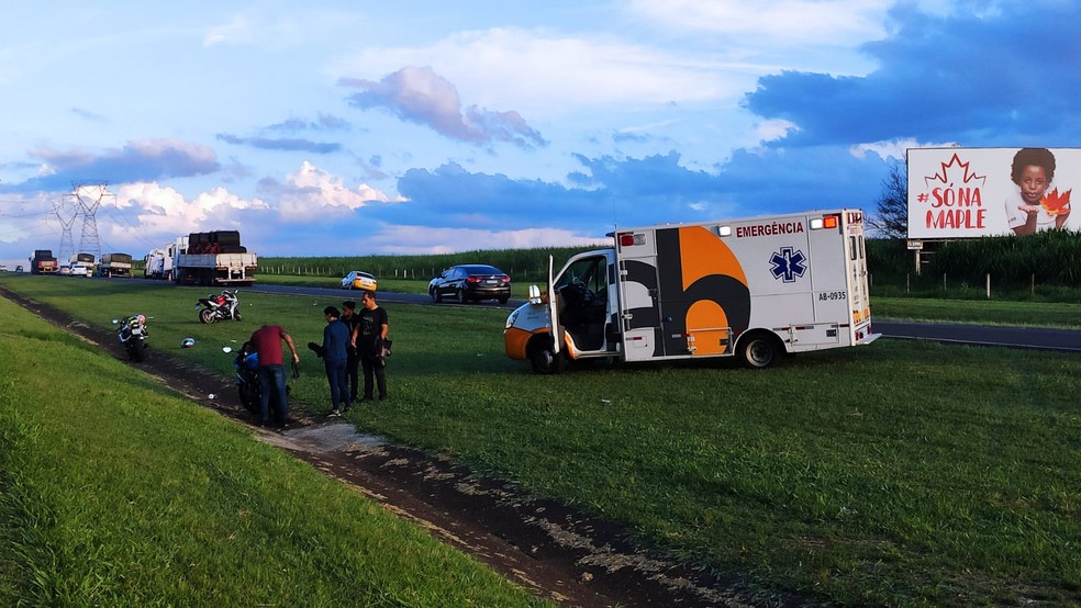 Acidente na Rodovia Washington Luís, em Araraquara, envolveu moto e caminhão — Foto: Arquivo Pessoal