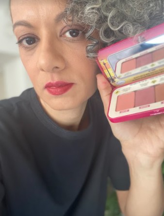 Adriana Ferreira resenha paleta de blushes da the balm (Foto: Acervo pessoal)