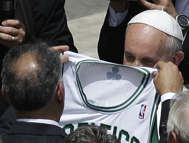 Papa Francisco recebe camisa do Boston Celtics em Roma (Foto: AP Photo/Gregorio Borgia)