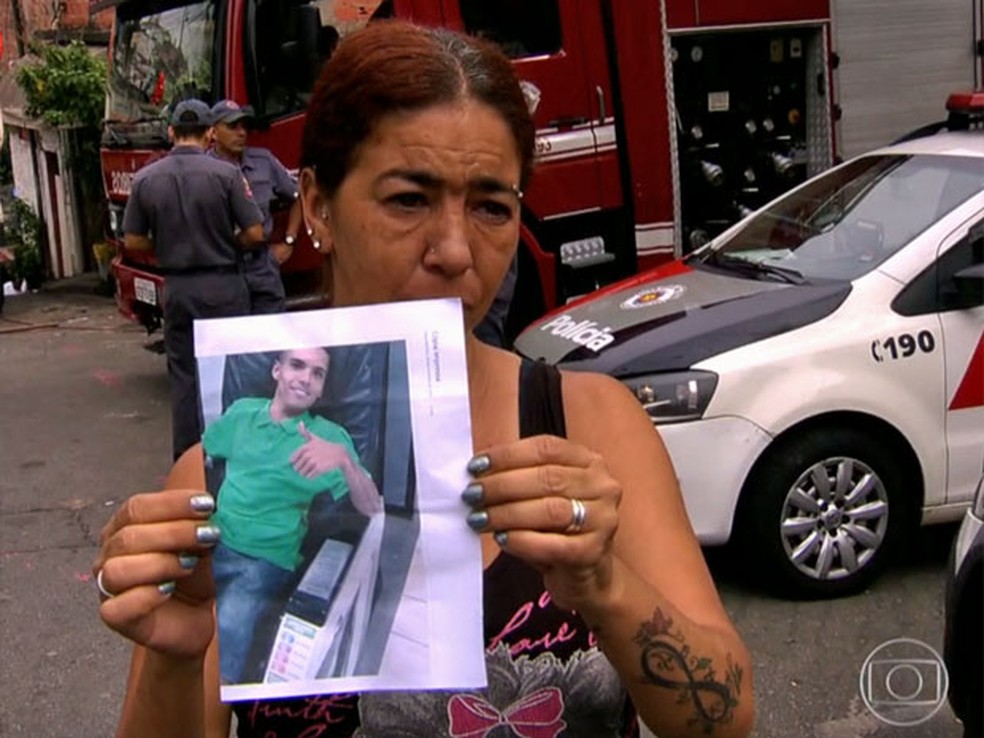 Parente de Kelvin Dondoni procura pelo filho desaparecido em 2015 — Foto: TV Globo/Reprodução/Arquivo