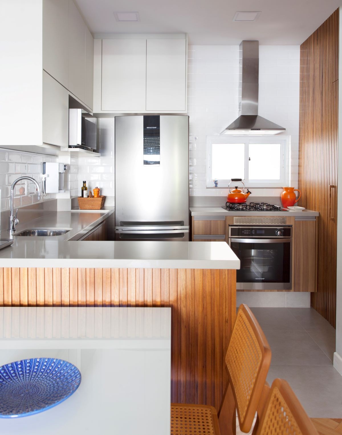 COZINHA | Os armários da cozinha foram feitos pela Florense. A bancada integra a cozinha com o amplo estar (Foto: Leonardo Costa / Divulgação)