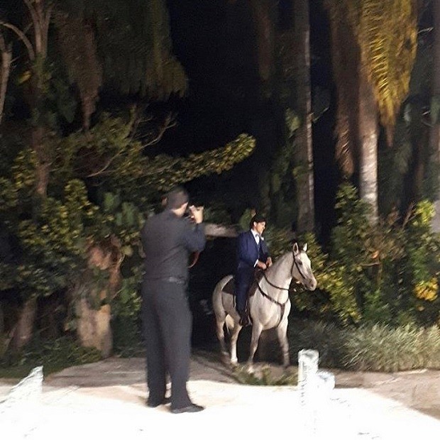 Henrique Do Valle entrou em seu casamento em um cavalo branco (Foto: Reprodução/Instagram)