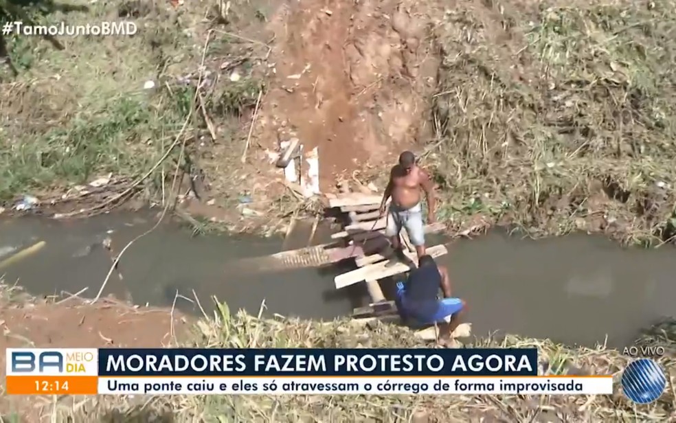 Moradores improvisaram uma ponte de madeira no local da antiga estrutura para transitar entre os locais â?? Foto: ReproduÃ§Ã£o/TV Bahia