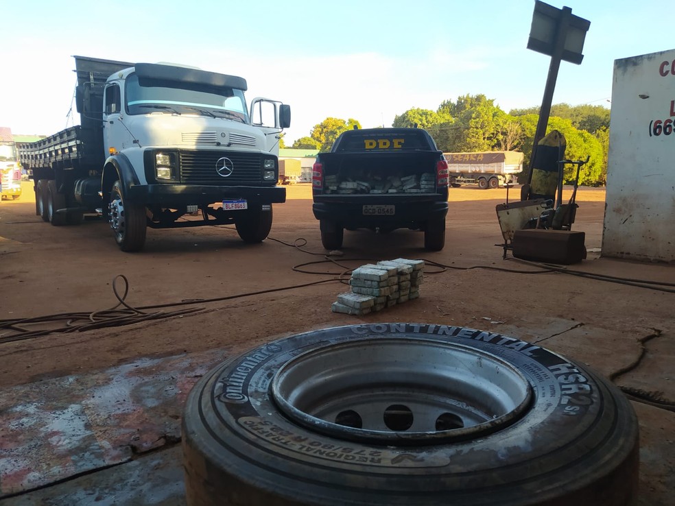 Droga apreendida estava escondida em pneu de caminhão— Foto: PRF