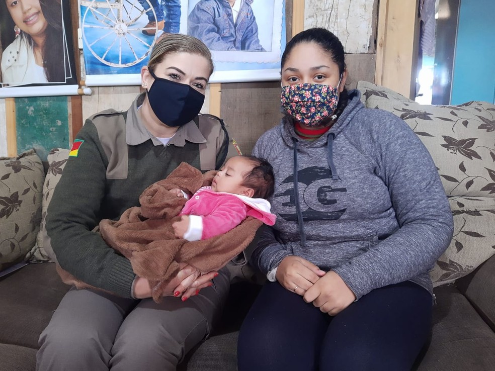 Soldado Michele com a pequena Melissa e a mãe Letícia  — Foto: Divulgação / Brigada Militar 